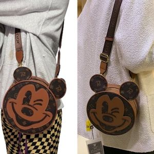 ✨$450✨ WATERPROOF RARE MICKEY MOUSE ZIPPER CROSSBODY BAG Disney land